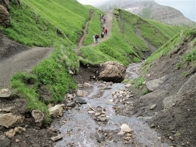 Il gruppo avanza sul tortuoso sentiero dal col Rodella tra i monti.